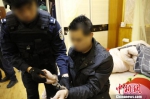 日前，广州黄埔区新龙镇大坦村涉黑恶团伙一名犯罪嫌疑人被抓获。广州警方 供图 - 新浪广东