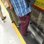 男子把手伸出屏蔽门外面 广州地铁怒怼：是要命的 - 新浪广东