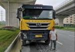 珠海大桥惊现超长神车 司机按机关车身变长6米 - 新浪广东
