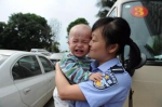 女警安抚被解救的儿童。景国民 摄 - 新浪广东