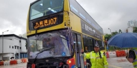 涉事公交车车头损毁严重。图片来源：香港《星岛日报》/蔡楚辉 摄 - 新浪广东