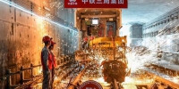 6月5日，广州地铁二十一号线后通段（员村至镇龙西）轨道工程顺利完成最后一个接头焊接，实现全线长轨贯通。中新社记者 陈骥旻 摄 - 新浪广东