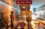 6月5日，广州地铁二十一号线后通段（员村至镇龙西）轨道工程顺利完成最后一个接头焊接，实现全线长轨贯通。中新社记者 陈骥旻 摄 - 新浪广东