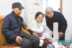 ■医护人员在市民家中提供护理服务（资料图片）。     新华社发 - 新浪广东