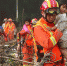 从化30多处山体滑坡，消防徒步2小时解救18名老人小孩 - 广东大洋网