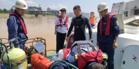 蛙人正在船舶上参与救援。来源：河源海事局 - 新浪广东