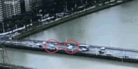 小车南屏桥水上超车连铲7卡护栏 冲到对向车道 - 新浪广东