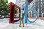 雕塑家菲利普·金先生与作品《达尔文，2019》合影 - 新浪广东