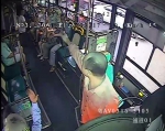 大巴故障堵在路上怎么办？公交车上的男乘客们纷纷出手了 - 广东大洋网