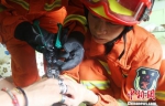 消防人员成功将全部53枚戒指取下 许国虎 摄 - 新浪广东