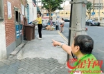 上海街头，志愿者提醒居民正确投放垃圾 记者 梁怿韬 摄 - 新浪广东
