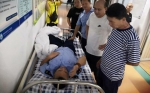 受伤司机在医院接受治疗 - 新浪广东