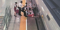 女子因赶末班车强行冲闸 致高铁发车延误被拘 - 广东大洋网