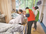 病房里传来“咔嚓咔嚓”的声音 医院联合社工志愿者为患者义剪 - 广东大洋网