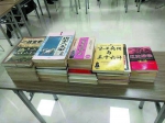 胡志忠捐出56本书 - 新浪广东