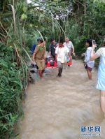 8月19日，在老挝北部城市琅勃拉邦附近，救援人员在事故现场附近工作。新华社发（杨秀敏 摄） - 新浪广东