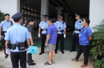 香洲法院执行人员劝说留守在厂房的工人尽快撤离 受访者供图 - 新浪广东