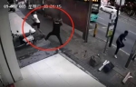 男子追砍并划伤一对父子 警方：孩子碰了其包裹起纠纷 - 新浪广东