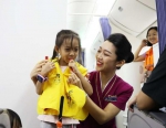 南航客舱部邀请留守、流动儿童体验“坐飞机” - 新浪广东