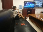 小男孩吃着饼干安静地等待家人到来 - 新浪广东