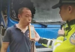 交警正在对货车驾驶员段某进行酒精呼气检测 - 新浪广东
