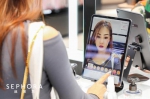 顾客在店内体验虚拟试妆2.0版本及焕新升级的云货架 - 新浪广东