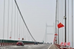 　资料图：车辆行驶在大桥上。中新社发 岳路建 摄 - 新浪广东
