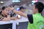 最可爱的人！广州南站国庆假期每天200余志愿者服务旅客 - 广东大洋网