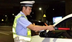 珠海一女子围观交警查酒驾 却发现醉驾司机竟是丈夫 - 新浪广东