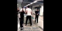 深圳两男子不配合地铁安检还抡凳子砸人 被警方拘留 - 新浪广东