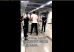 深圳两男子不配合地铁安检还抡凳子砸人 被警方拘留 - 新浪广东