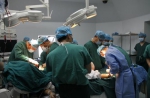 手术过程中 图由受访者提供 - 新浪广东