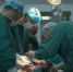 骨科中心的医生在紧张手术中。受访者提供 - 新浪广东