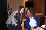 Linda 女士通过直播与网友现场介绍 VisitRwanda - 新浪广东