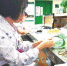 3岁女童全身皮肤破溃 护士长为她用雪碧瓶制尿壶 - News.Timedg.Com