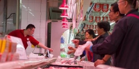 资料图：山西太原某超市民众购买猪肉。 中新社记者 张云 摄 - 新浪广东