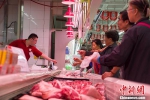 资料图：山西太原某超市民众购买猪肉。 中新社记者 张云 摄 - 新浪广东