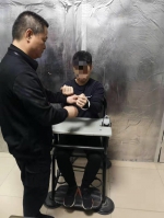 深圳毒贩在列车上落网 为逃避惠州乘警检查躲厕所 - 新浪广东