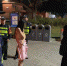 民警将女子围住防止其再作出不理智行为 - 新浪广东