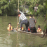 救援人员在河涌营救少年 - 新浪广东