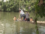 救援人员在河涌营救少年 - 新浪广东