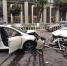 一轿车撞倒隔离栏后与对向车辆发生碰撞 司机逃逸 - 新浪广东