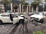 一轿车撞倒隔离栏后与对向车辆发生碰撞 司机逃逸 - 新浪广东