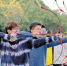 射箭课上，同学们统一瞄准箭靶 - 新浪广东