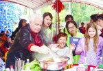 邀外国友人一起过冬至 猎德街200人欢聚吃盆菜 - 广东大洋网