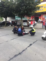 珠海一女子骑车摔倒受伤 巡逻警花暖心救助获称赞 - 新浪广东