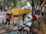 广州教育路附近疑似污水管爆裂 破损路面修复中 - 新浪广东