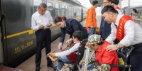 火车站两旅客行动不便，“春燕”服务队带来轮椅护送上车 - News.Timedg.Com