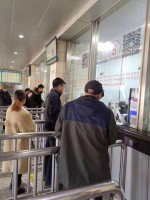 记者窗口买票暗访。新华社记者 林红梅 摄 - 新浪广东