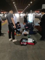 深圳北站一旅客突然休克 9分钟生死时速抢救过来 - 新浪广东